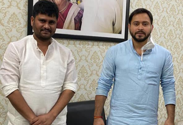  Tejashwi Yadav ने Anil Smarat को खुद दिलाई राजद की सदस्यता,शाहाबाद में करेगे स्टार प्रचारक का काम