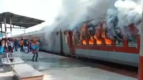  Madhubani Station पर खड़ी Swatantra Senani Express में लगी आग