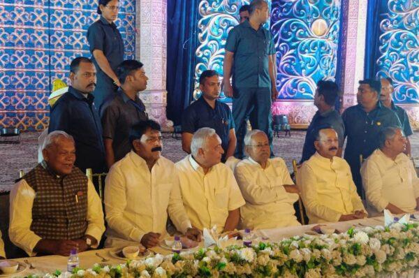 बाबा सिद्दीकी की इफ्तार पार्टी में शामिल हुए मुख्यमंत्री नीतीश कुमार व बिहार के कई अन्य नेता